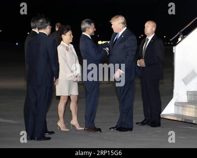 (180610) -- SINGAPUR, 10. Juni 2018 -- US-Präsident Donald Trump (2. R) kommt am 10. Juni 2018 in Singapur an. Information von Singapur) (zjl) SINGAPUR-US-TRUMP-ARRIVAL MinistryxofxCommunicationxand PUBLICATIONxNOTxINxCHN Stockfoto