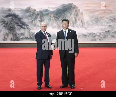 News Themen der Woche KW23 News Bilder des Tages (180610) -- QINGDAO, 10. Juni 2018 -- der chinesische Präsident Xi Jinping (R) gibt dem russischen Präsidenten Wladimir Putin die Hand vor einer begrenzten Sitzung des 18. Gipfels der Shanghai Cooperation Organization (SCO) in Qingdao, ostchinesische Provinz Shandong, am 10. Juni 2018. XI leitete die Sitzung und hielt eine Rede. ) (MP) (SCO-GIPFEL) CHINA-QINGDAO-XI JINPING-SCO-LEADERS-WELCOME (CN) XIEXHUANCHI PUBLICATIONXNOTXINXCHN Stockfoto