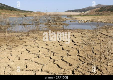 (180610) -- KRETA, 10. Juni 2018 -- Foto aufgenommen am 9. Juni 2018 zeigt Aposelemis Damm Stausee, Heraklion, Kreta, Griechenland. Ein versunkenes Geisterdorf an einem künstlichen See auf der Insel Kreta tauchte in den letzten Monaten als Symbol für den Dürre-Alptraum auf, dem Griechenland in den kommenden Jahren begegnen könnte. ZUM Feature: Versunkenes Dorf auf der Insel Kreta taucht als Symbol für Dürre-Alptraum wieder auf. ) (Zjl) GRIECHENLAND-KRETA-GEISTERDORF-DÜRRE StefanosxRapanis PUBLICATIONxNOTxINxCHN Stockfoto