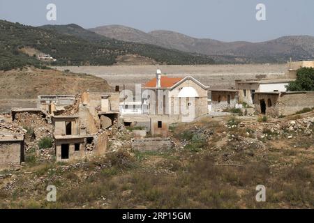 (180610) -- KRETA, 10. Juni 2018 -- Dorf Sfendyli, das früher halb in den Aposelemis-Dammbecken eingetaucht war und aufgrund von Wasserknappheit wieder auftauchte, Heraklion, Kreta, Griechenland, 9. Juni, 2018. ein gesunkenes Geisterdorf an einem künstlichen See auf der Insel Kreta ist in den letzten Monaten als Symbol für den Dürreangriff, mit dem Griechenland in den kommenden Jahren konfrontiert sein könnte, wieder aufgetaucht. ZUM Feature: Versunkenes Dorf auf der Insel Kreta taucht als Symbol für Dürre-Alptraum wieder auf. ) (Zjl) GRIECHENLAND-KRETA-GEISTERDORF-DÜRRE StefanosxRapanis PUBLICATIONxNOTxINxCHN Stockfoto