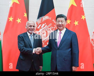 (180610) -- QINGDAO, 10. Juni 2018 -- der chinesische Präsident Xi Jinping (R) trifft sich am 10. Juni 2018 mit seinem afghanischen Amtskollegen Ashraf Ghani in Qingdao, der ostchinesischen Provinz Shandong. ) (LMM) (SCO-GIPFEL) CHINA-QINGDAO-XI JINPING-AFGHANISTAN-ASHRAF GHANI-MEETING (CN) GAOXJIE PUBLICATIONXNOTXINXCHN Stockfoto