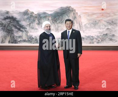 180610 -- QINGDAO, 10. Juni 2018 -- der chinesische Präsident Xi Jinping R gibt dem iranischen Präsidenten Hassan Rouhani vor der 18. Tagung des Rates der Staats- und Regierungschefs der Shanghai Cooperation Organization SCO in Qingdao, ostchinesische Provinz Shandong, am 10. Juni 2018 die Hand. XI leitete die Sitzung und hielt eine Rede. MP SCO-GIPFEL CHINA-QINGDAO-XI JINPING-SCO-LEADERS-WELCOME CN XIEXHUANCHI PUBLICATIONXNOTXINXCHN Stockfoto