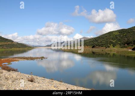 (180610) -- KRETA, 10. Juni 2018 -- das Aktenfoto vom 8. März 2015 zeigt den Aposelemis-Damm-Stausee, Heraklion, Kreta, Griechenland. Ein versunkenes Geisterdorf an einem künstlichen See auf der Insel Kreta tauchte in den letzten Monaten als Symbol für den Dürre-Alptraum auf, dem Griechenland in den kommenden Jahren begegnen könnte. ZUM Feature: Versunkenes Dorf auf der Insel Kreta taucht als Symbol für Dürre-Alptraum wieder auf. ) (Zjl) GRIECHENLAND-KRETA-GEISTERDORF-DÜRRE StefanosxRapanis PUBLICATIONxNOTxINxCHN Stockfoto