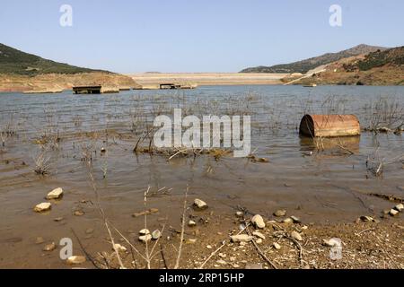 (180610) -- KRETA, 10. Juni 2018 -- Foto vom 9. Juni 2018 zeigt das verbleibende Wasser im Aposelemis-Damm, Heraklion, Kreta, Griechenland. Ein versunkenes Geisterdorf an einem künstlichen See auf der Insel Kreta tauchte in den letzten Monaten als Symbol für den Dürre-Alptraum auf, dem Griechenland in den kommenden Jahren begegnen könnte. ZUM Feature: Versunkenes Dorf auf der Insel Kreta taucht als Symbol für Dürre-Alptraum wieder auf. ) (Zjl) GRIECHENLAND-KRETA-GEISTERDORF-DÜRRE StefanosxRapanis PUBLICATIONxNOTxINxCHN Stockfoto