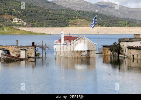 (180610) -- KRETA, 10. Juni 2018 -- das Dateifoto vom 8. März 2015 zeigt das halbeingetauchte Dorf Sfendyli im Aposelemis-Staudamm Heraklion, Kreta, Griechenland. Ein versunkenes Geisterdorf an einem künstlichen See auf der Insel Kreta tauchte in den letzten Monaten als Symbol für den Dürre-Alptraum auf, dem Griechenland in den kommenden Jahren begegnen könnte. ZUM Feature: Versunkenes Dorf auf der Insel Kreta taucht als Symbol für Dürre-Alptraum wieder auf. ) (Zjl) GRIECHENLAND-KRETA-GEISTERDORF-DÜRRE StefanosxRapanis PUBLICATIONxNOTxINxCHN Stockfoto