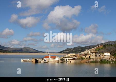 (180610) -- KRETA, 10. Juni 2018 -- das Dateifoto vom 8. März 2015 zeigt das halbeingetauchte Dorf Sfendyli im Aposelemis-Staudamm Heraklion, Kreta, Griechenland. Ein versunkenes Geisterdorf an einem künstlichen See auf der Insel Kreta tauchte in den letzten Monaten als Symbol für den Dürre-Alptraum auf, dem Griechenland in den kommenden Jahren begegnen könnte. ZUM Feature: Versunkenes Dorf auf der Insel Kreta taucht als Symbol für Dürre-Alptraum wieder auf. ) (Zjl) GRIECHENLAND-KRETA-GEISTERDORF-DÜRRE StefanosxRapanis PUBLICATIONxNOTxINxCHN Stockfoto