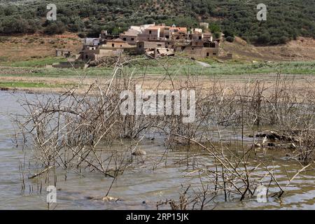 (180610) -- KRETA, 10. Juni 2018 -- Foto vom 9. Juni 2018 zeigt das verbleibende Wasser im Aposelemis-Damm, Heraklion, Kreta, Griechenland. Ein versunkenes Geisterdorf an einem künstlichen See auf der Insel Kreta tauchte in den letzten Monaten als Symbol für den Dürre-Alptraum auf, dem Griechenland in den kommenden Jahren begegnen könnte. ZUM Feature: Versunkenes Dorf auf der Insel Kreta taucht als Symbol für Dürre-Alptraum wieder auf. ) (Zjl) GRIECHENLAND-KRETA-GEISTERDORF-DÜRRE StefanosxRapanis PUBLICATIONxNOTxINxCHN Stockfoto