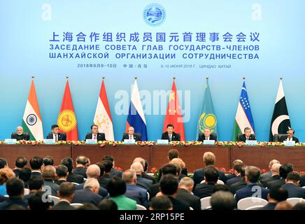 (180610) -- QINGDAO, 10. Juni 2018 -- Xi Jinping, Präsident von China, der die rotierende Präsidentschaft der Shanghai Cooperation Organization (SCO) innehat, spricht auf einer gemeinsamen Pressekonferenz auf dem SCO-Gipfel in Qingdao, ostchinesische Provinz Shandong, am 10. Juni 2018. Der indische Premierminister Narendra Modi, der kasachische Präsident Nursultan Nasarbajew, der kirgisische Präsident Sooronbay Jeenbekov, der pakistanische Präsident Mamnoon Husain, der russische Präsident Wladimir Putin, der tadschikische Präsident Emomali Rahmon und der usbekische Präsident Shavkat Mirziyojew nahmen ebenfalls an der Pressekonferenz Teil. )(MP) (SCO-GIPFEL) CHINA-QINGDAO-XI JINPING-S Stockfoto