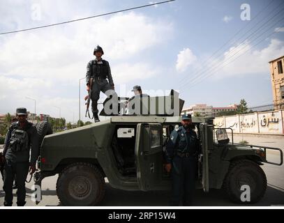 (180611) -- KABUL, 11. Juni 2018 -- Mitglieder der Sicherheitskräfte stehen am 11. Juni 2018 in Kabul, der Hauptstadt Afghanistans, in der Nähe eines Selbstmordattentats Wache. Mindestens 12 Menschen wurden getötet und 31 andere verwundet, nachdem eine Selbstmordbombenexplosion am Montag ein regierungsministerium im Westen von Kabul, Afghanistan, erschütterte, sagte das Gesundheitsministerium des Landes. (zf) AFGHANISTAN-KABUL-SUIZID-ATTENTAT RahmatxAlizadah PUBLICATIONxNOTxINxCHN Stockfoto