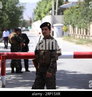 (180611) -- KABUL, 11. Juni 2018 -- Mitglieder der Sicherheitskräfte stehen am 11. Juni 2018 in Kabul, der Hauptstadt Afghanistans, in der Nähe eines Selbstmordattentats Wache. Mindestens 12 Menschen wurden getötet und 31 andere verwundet, nachdem eine Selbstmordbombenexplosion am Montag ein regierungsministerium im Westen von Kabul, Afghanistan, erschütterte, sagte das Gesundheitsministerium des Landes. (zf) AFGHANISTAN-KABUL-SUIZID-ATTENTAT RahmatxAlizadah PUBLICATIONxNOTxINxCHN Stockfoto