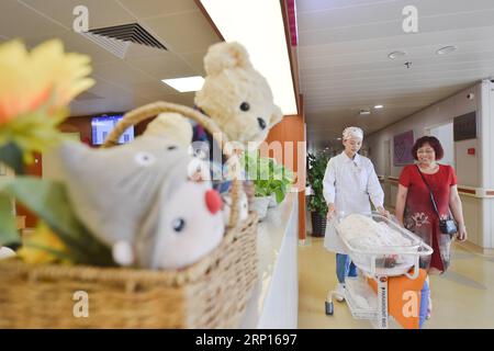 (180612) -- FUZHOU, 12. Juni 2018 -- Ein Neugeborenes wird zur regelmäßigen Gesundheitskontrolle im Fujian Provincial Maternity and Children s Hospital in Fuzhou, Hauptstadt der südöstlichen Provinz Fujian, am 12. Juni 2018 geschickt. Das Fujian Provincial Maternity and Children s Hospital hat die Einrichtungen und Dienstleistungen in den letzten Jahren verbessert. Es wurde ein neues Gebäude errichtet und Spitzentechnologie eingesetzt. Patienten können Dokumente ablegen, Anweisungen vor der Entbindung erhalten und Massagen für Neugeborene über Mobiltelefone reservieren. )(wsw) CHINA-FUJIAN-HOSPITAL-SERVICE IMPROVEMENT (CN) SongxWeiwei PUBLICATIONxNOTxINxCHN Stockfoto