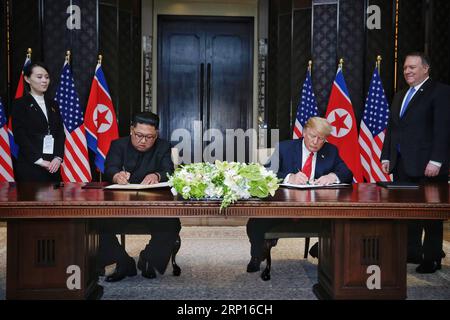 Nachrichten Themen der Woche KW24 Nachrichten Bilder des Tages 180612 -- SINGAPUR, 12. Juni 2018 -- Spitzenführer der Demokratischen Volksrepublik Korea, DVRK Kim Jong UN 2nd L, und US-Präsident Donald Trump 2nd R unterzeichnen am 12. Juni 2018 in Singapur eine gemeinsame Erklärung. Ministerium für Kommunikation und Information von Singapur dtf SINGAPUR-DVRK-US-GIPFEL LixPeng PUBLICATIONxNOTxINxCHN Stockfoto