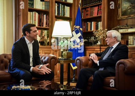 Nachrichten Themen der Woche KW24 Nachrichten Bilder des Tages (180612) -- ATHEN, 12. Juni 2018 -- der griechische Premierminister Alexis Tsipras (L) trifft sich mit dem griechischen Präsidenten Prokopis Pavlopoulos, um bekannt zu geben, dass Athen und Skopje eine historische Einigung über ihre Namenszeile erzielt haben, in Athen, Griechenland, 12. Juni 2018. Severna Macedonja (Republik Nordmazedonien in englischer Sprache) wird der neue Name der ehemaligen jugoslawischen Republik Mazedonien (FYROM) sein. Dies wurde im Rahmen einer historischen Vereinbarung zwischen Griechenland und dem Nachbarstaat vereinbart, erklärte der griechische Premierminister Alexis Tsipras am Dienstag in Athen. ) GRIECHENLAND-ATHEN-FYROM-NAMENSSTREIT- Stockfoto