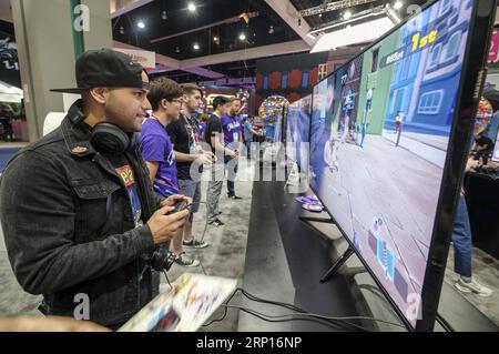 (180613) -- LOS ANGELES, 13. Juni 2018 -- Gamer erleben neue Spiele auf der Electronic Entertainment Expo 2018 (E3 2018), die am 12. Juni 2018 in Los Angeles, USA, stattfindet.) (yy) U.S.-LOS ANGELES-E3 ZhaoxHanrong PUBLICATIONxNOTxINxCHN Stockfoto