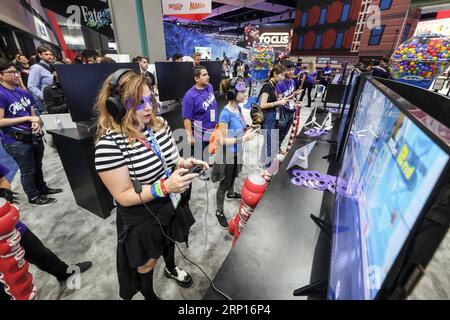 (180613) -- LOS ANGELES, 13. Juni 2018 -- Gamer erleben neue Spiele auf der Electronic Entertainment Expo 2018 (E3 2018), die am 12. Juni 2018 in Los Angeles, USA, stattfindet.) (yy) U.S.-LOS ANGELES-E3 ZhaoxHanrong PUBLICATIONxNOTxINxCHN Stockfoto