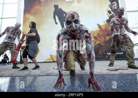 (180613) -- LOS ANGELES, 13. Juni 2018 -- Zombie-Cosplayer treten auf der Electronic Entertainment Expo 2018 (E3 2018) in Los Angeles, USA, am 12. Juni 2018 auf.) (yy) U.S.-LOS ANGELES-E3 ZhaoxHanrong PUBLICATIONxNOTxINxCHN Stockfoto