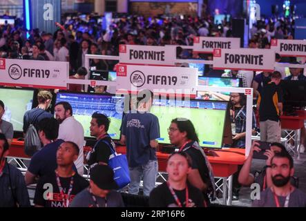 (180613) -- LOS ANGELES, 13. Juni 2018 -- Gamer erleben neue Spiele auf der Electronic Entertainment Expo 2018 (E3 2018), die am 12. Juni 2018 in Los Angeles, USA, stattfindet.) (yy) U.S.-LOS ANGELES-E3 ZhaoxHanrong PUBLICATIONxNOTxINxCHN Stockfoto