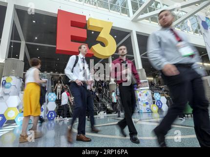 (180613) -- LOS ANGELES, 13. Juni 2018 -- Besucher besuchen die Electronic Entertainment Expo 2018 (E3 2018), die am 12. Juni 2018 in Los Angeles, USA, stattfindet.) (yy) U.S.-LOS ANGELES-E3 ZhaoxHanrong PUBLICATIONxNOTxINxCHN Stockfoto