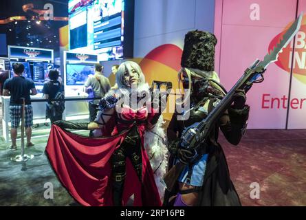 (180613) -- LOS ANGELES, 13. Juni 2018 -- Cosplayer posieren auf der Electronic Entertainment Expo 2018 (E3 2018) in Los Angeles, USA, am 12. Juni 2018.) (yy) U.S.-LOS ANGELES-E3 ZhaoxHanrong PUBLICATIONxNOTxINxCHN Stockfoto