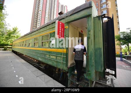 (180613) -- XI AN, 13. Juni 2018 -- Ein Bewohner besucht einen stillgelegten Zugwagen, der als kleiner Supermarkt in einer Wohnsiedlung in Xi an, Hauptstadt der nordwestchinesischen Provinz Shaanxi, 13. Juni 2018 diente. ) (Zwx) CHINA-XI AN-TRAIN CONVERTED SUPERMARKET (CN) ShaoxRui PUBLICATIONxNOTxINxCHN Stockfoto