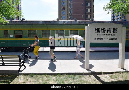 (180613) -- XI AN, 13. Juni 2018 -- Bewohner laufen an einem stillgelegten Zugwagen vorbei, der als kleiner Supermarkt in einer Wohnsiedlung in Xi an, Hauptstadt der nordwestchinesischen Provinz Shaanxi, 13. Juni 2018 diente. ) (Zwx) CHINA-XI AN-TRAIN CONVERTED SUPERMARKET (CN) ShaoxRui PUBLICATIONxNOTxINxCHN Stockfoto