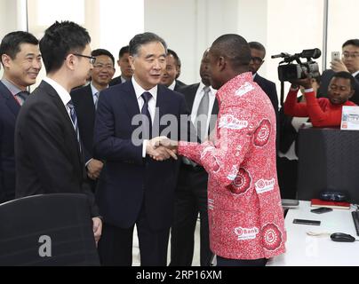 (180613) -- BRAZZAVILLE, 13. Juni 2018 -- Wang Yang, Vorsitzender des Nationalen Komitees der politischen Beratungskonferenz des chinesischen Volkes, besucht die chinesisch-kongolesische Bank für Afrika in Brazzaville, Republik Kongo, 13. Juni 2018. Auf Einladung von Pierre Ngolo, Präsident des Senats der Republik Kongo, besuchte Wang das afrikanische Land vom 11. Bis 13. Juni offiziell freundlich. )(mcg) REPUBLIK KONGO-CHINA-WANG YANG-VISIT DingxHaitao PUBLICATIONxNOTxINxCHN Stockfoto