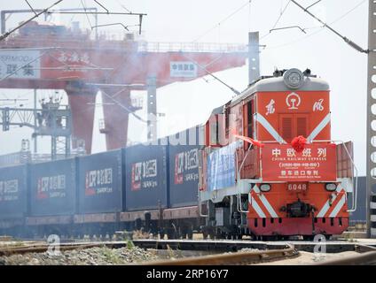 (180613) -- XI AN, 13. Juni 2018 -- Ein mit importierten Fahrzeugen beladener Güterzug kommt am Containerterminal in Xi an in der nordwestchinesischen Provinz Shaanxi am 13. Juni 2018 an. Von Gent, Belgien, nahm der Zug 16 Tage in Anspruch, um insgesamt 160 Volvo-Fahrzeuge zu transportieren, die eine Strecke von mehr als 10.000 km zurücklegten. ) LB) CHINA-SHAANXI-XI AN-GÜTERZUG (CN) LixYibo PUBLICATIONxNOTxINxCHN Stockfoto