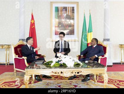 (180613) -- BRAZZAVILLE, 13. Juni 2018 -- Wang Yang (L), Vorsitzender des Nationalen Komitees der politischen Beratungskonferenz des chinesischen Volkes, trifft sich am 13. Juni 2018 in Brazzaville, der Republik Kongo, mit dem kongolesischen Präsidenten Denis Sassou Nguesso. Auf Einladung von Pierre Ngolo, Präsident des Senats der Republik Kongo, besuchte Wang das afrikanische Land vom 11. Bis 13. Juni offiziell freundlich. )(mcg) REPUBLIK KONGO-CHINA-WANG YANG-VISIT DingxHaitao PUBLICATIONxNOTxINxCHN Stockfoto