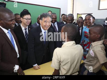 (180613) -- BRAZZAVILLE, 13. Juni 2018 -- Wang Yang, Vorsitzender des Nationalen Komitees der politischen Beratungskonferenz des chinesischen Volkes, besucht die Mpila Middle School in Brazzaville, Republik Kongo, 12. Juni 2018. Auf Einladung von Pierre Ngolo, Präsident des Senats der Republik Kongo, besuchte Wang das afrikanische Land vom 11. Bis 13. Juni offiziell freundlich. )(mcg) REPUBLIK KONGO-CHINA-WANG YANG-VISIT PangxXinglei PUBLICATIONxNOTxINxCHN Stockfoto