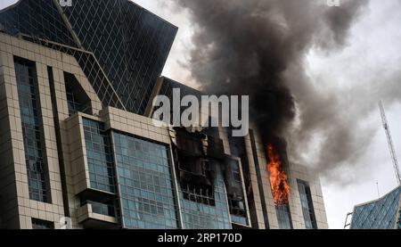 (180613) -- MUMBAI, 13. Juni 2018 -- Foto aufgenommen am 13. Juni 2018, zeigt die allgemeine Ansicht des Brandes, der in einem Hochhaus in Mumbai, Indien, ausbrach. Berichten zufolge wurde bisher kein Unfall gemeldet. ) (Jmmn) INDIA-MUMBAI-FIRE-RESIDENTIAL BUILDING Stringer PUBLICATIONxNOTxINxCHN Stockfoto