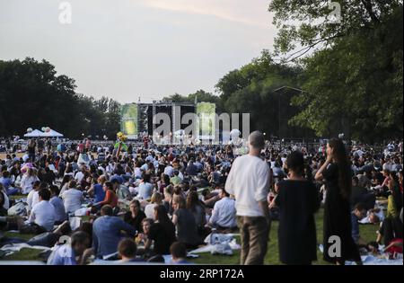 (180614) -- NEW YORK, 14. Juni 2018 -- Menschen genießen Musik während eines kostenlosen Freiluftkonzerts der New York Philharmonic im Central Park von New York, USA, am 13. Juni 2018. Die New York Philharmonic Concerts in the Parks sind zu einem beliebten Sommerereignis in New York geworden, da die Menschen Musik in der natürlichen Umgebung genießen können. ) U.S.-NEW YORK-CENTRAL PARK-NEW YORK PHILHARMONIC-OUTDOOR KONZERT WANGXYING PUBLICATIONXNOTXINXCHN Stockfoto