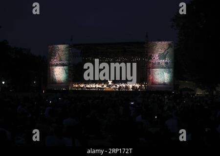 (180614) -- NEW YORK, 14. Juni 2018 -- Menschen genießen Musik während eines kostenlosen Freiluftkonzerts der New York Philharmonic im Central Park von New York, USA, am 13. Juni 2018. Die New York Philharmonic Concerts in the Parks sind zu einem beliebten Sommerereignis in New York geworden, da die Menschen Musik in der natürlichen Umgebung genießen können. ) U.S.-NEW YORK-CENTRAL PARK-NEW YORK PHILHARMONIC-OUTDOOR KONZERT WANGXYING PUBLICATIONXNOTXINXCHN Stockfoto