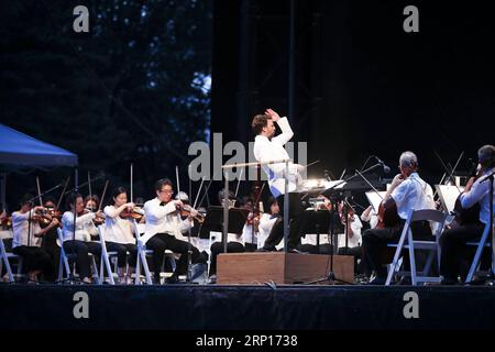 (180614) -- NEW YORK, 14. Juni 2018 -- Musiker treten bei einem Freiluftkonzert der New York Philharmonic im Central Park von New York, USA, am 13. Juni 2018 auf. Die New York Philharmonic Concerts in the Parks sind zu einem beliebten Sommerereignis in New York geworden, da die Menschen Musik in der natürlichen Umgebung genießen können. ) U.S.-NEW YORK-CENTRAL PARK-NEW YORK PHILHARMONIC-OUTDOOR KONZERT WANGXYING PUBLICATIONXNOTXINXCHN Stockfoto