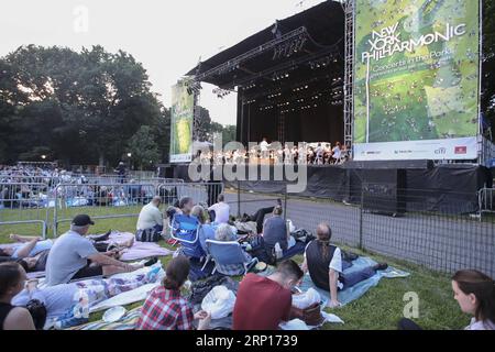 (180614) -- NEW YORK, 14. Juni 2018 -- Menschen genießen Musik während eines kostenlosen Freiluftkonzerts der New York Philharmonic im Central Park von New York, USA, am 13. Juni 2018. Die New York Philharmonic Concerts in the Parks sind zu einem beliebten Sommerereignis in New York geworden, da die Menschen Musik in der natürlichen Umgebung genießen können. ) U.S.-NEW YORK-CENTRAL PARK-NEW YORK PHILHARMONIC-OUTDOOR KONZERT WANGXYING PUBLICATIONXNOTXINXCHN Stockfoto