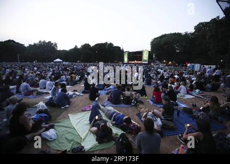 (180614) -- NEW YORK, 14. Juni 2018 -- Menschen genießen Musik während eines kostenlosen Freiluftkonzerts der New York Philharmonic im Central Park von New York, USA, am 13. Juni 2018. Die New York Philharmonic Concerts in the Parks sind zu einem beliebten Sommerereignis in New York geworden, da die Menschen Musik in der natürlichen Umgebung genießen können. ) U.S.-NEW YORK-CENTRAL PARK-NEW YORK PHILHARMONIC-OUTDOOR KONZERT WANGXYING PUBLICATIONXNOTXINXCHN Stockfoto