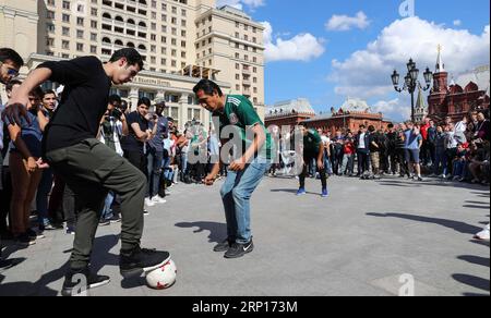 (180613) -- MOSKAU, 13. Juni 2018 -- Fans spielen Fußball am 13. Juni 2018 in der Nähe des Roten Platzes in Moskau, Russland. Die Russland-Weltmeisterschaft 2018 beginnt am 14. Juni. ) (SP)RUSSLAND-MOSKAU-WELTCUP-FANS YANGXLEI PUBLICATIONXNOTXINXCHN Stockfoto