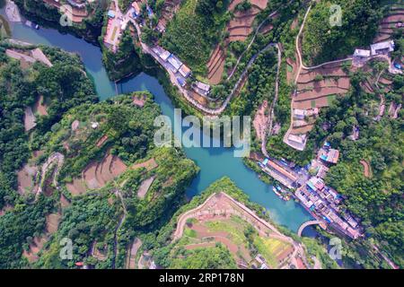 (180614) -- TAIYUAN, 14. Juni 2018 -- Luftaufnahme aufgenommen am 12. Juni 2018 zeigt das Dorf Shenlongwan in der Stadt Changzhi, nordchinesische Provinz Shanxi. Eine 1.526 Meter lange Straße wurde entlang der Klippen gebaut, um den isolierten Shenlongwan nach außen zu verbinden. Der Bau dieser wundersamen Straße dauerte 15 Jahre von 1985 bis 2000 und wurde von den Dorfbewohnern von Shenlongwan gebaut. Dank dieses Weges haben die Dorfbewohner hier jetzt die Armut durch die Entwicklung des Tourismus abgewehrt. ) (wyl) CHINA-SHANXI-SHENLONGWAN VILLAGE-CLIFF ROAD (CN) CaoxYang PUBLICATIONxNOTxINxCHN Stockfoto