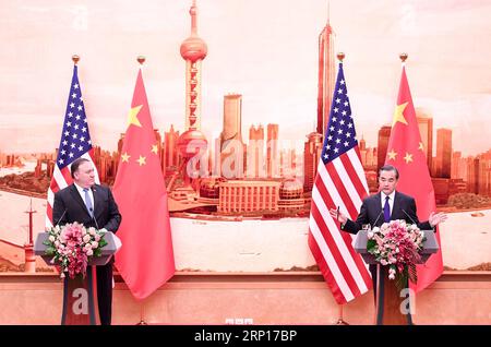 180614 -- PEKING, 14. Juni 2018 -- der chinesische Staatsrat und Außenminister Wang Yi und der US-Außenminister Mike Pompeo treffen die Presse nach ihren Gesprächen in Peking, der Hauptstadt Chinas, am 14. Juni 2018. Lb CHINA-US-BEIJING-WANG YI-TALKS CN ShenxHong PUBLICATIONxNOTxINxCHN Stockfoto