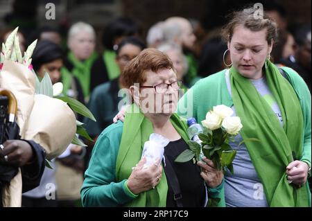 (180614) -- LONDON, 14. Juni 2018 -- Überlebende und Verwandte nehmen an einem Gedenkgottesdienst in der Nähe von Ladbroke Grove,?West London,?Großbritannien, 14. Juni 2018 Teil. Mehr als 200 Überlebende wurden am Donnerstag in den Grenfell Tower in London zurückgelassen, um ihnen zu helfen, das Ausmaß der Katastrophe zu verstehen, da die britische Hauptstadt den ersten Jahrestag des tödlichen Feuers markierte. Insgesamt sind 223 Menschen vor einem Jahr der Flamme entkommen, während 72 getötet wurden. ) GROSSBRITANNIEN-LONDON-GRENFELL?TOWER-FIRE-ONE YEAR TODAY STEPHENXCHUNG PUBLICATIONXNOTXINXCHN Stockfoto