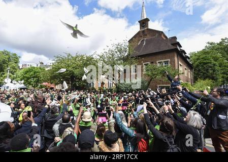 (180614) -- LONDON, 14. Juni 2018 -- Weiße Tauben werden am Ende eines Gedenkgottesdienstes in der Nähe von Ladbroke Grove,?West London,?Großbritannien, 14. Juni 2018 freigelassen. Mehr als 200 Überlebende wurden am Donnerstag in den Grenfell Tower in London zurückgelassen, um ihnen zu helfen, das Ausmaß der Katastrophe zu verstehen, da die britische Hauptstadt den ersten Jahrestag des tödlichen Feuers markierte. Insgesamt sind 223 Menschen vor einem Jahr der Flamme entkommen, während 72 getötet wurden. ) GROSSBRITANNIEN-LONDON-GRENFELL?TOWER-FIRE-ONE YEAR TODAY STEPHENXCHUNG PUBLICATIONXNOTXINXCHN Stockfoto