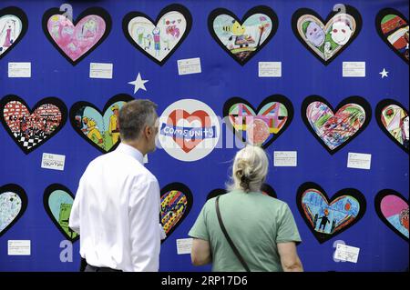 (180614) -- LONDON, 14. Juni 2018 -- Menschen lesen Nachrichten auf einer Gedenkmauer in Ladbroke Grove, West London, Großbritannien, 14. Juni 2018. Mehr als 200 Überlebende wurden am Donnerstag in den Grenfell Tower in London zurückgelassen, um ihnen zu helfen, das Ausmaß der Katastrophe zu verstehen, da die britische Hauptstadt den ersten Jahrestag des tödlichen Feuers markierte. Insgesamt sind 223 Menschen vor einem Jahr der Flamme entkommen, während 72 getötet wurden. ) GROSSBRITANNIEN-LONDON-GRENFELL?TOWER-FIRE-ONE YEAR TODAY STEPHENXCHUNG PUBLICATIONXNOTXINXCHN Stockfoto