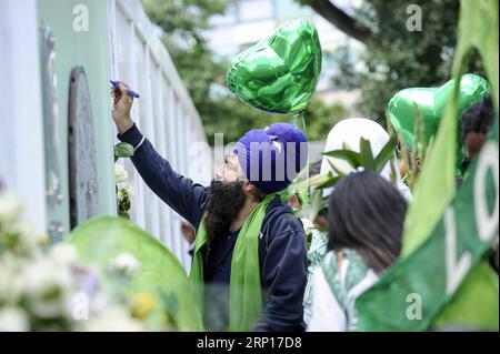 (180614) -- LONDON, 14. Juni 2018 -- Menschen hinterlassen Blumen und Tribut an einer Gedenkmauer am Fuße des Grenfell Tower in Ladbroke Grove, West London, Großbritannien, 14. Juni 2018. Mehr als 200 Überlebende wurden am Donnerstag in den Grenfell Tower in London zurückgelassen, um ihnen zu helfen, das Ausmaß der Katastrophe zu verstehen, da die britische Hauptstadt den ersten Jahrestag des tödlichen Feuers markierte. Insgesamt sind 223 Menschen vor einem Jahr der Flamme entkommen, während 72 getötet wurden. ) GROSSBRITANNIEN-LONDON-GRENFELL?TOWER-FIRE-ONE YEAR TODAY STEPHENXCHUNG PUBLICATIONXNOTXINXCHN Stockfoto