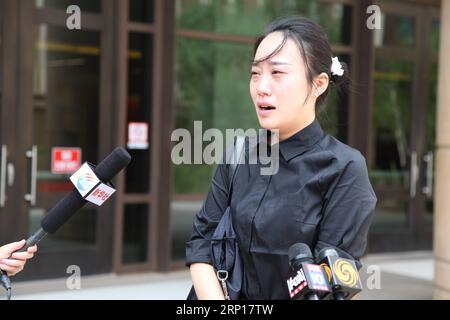 (180615) -- PHOENIX, 15. Juni 2018 -- Jiang Yues Cousin Xu Xiang wird vor dem Obersten Gerichtshof von Arizona im Maricopa County in Phoenix, Arizona, USA, am 15. Juni 2018 interviewt. Die Amerikanerin Holly Davis wurde am Freitag in einem Gericht im westlichen US-Bundesstaat Arizona zu 25 Jahren Gefängnis verurteilt, weil sie Jiang Yue, einen 19-jährigen chinesischen Austauschstudenten, der an der Arizona State University teilnahm, nach einem Auffahrunfall im Jahr 2016 ermordet hatte. US-ARIZONA-CHINESISCHER STUDENTENMORDPROZESS GAOXSHAN PUBLICATIONXNOTXINXCHN Stockfoto