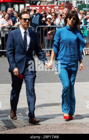 (180615) -- LONDON, 15. Juni 2018 -- der britische Schauspieler Benedict Cumberbatch (L) und seine Frau Sophie Hunter nahmen am 15. Juni 2018 an der Gedenkfeier für den Physiker Professor Stephen Hawking in der Westminster Abbey in London Teil. Schauspieler, Familie und viele andere nahmen am Freitag an einem Gedenkgottesdienst in der Westminster Abbey Teil, der Stephen Hawking Tribut zollte. Hawking’s Asche wurde in der Abbey’s Scientists Corner zusammen mit anderen großen Wissenschaftlern wie Charles Darwin und Isaac Newton beigesetzt. GROSSBRITANNIEN-LONDON-STEPHEN HAWKING-MEMORIAL SERVICE RAYXTANG PUBL Stockfoto