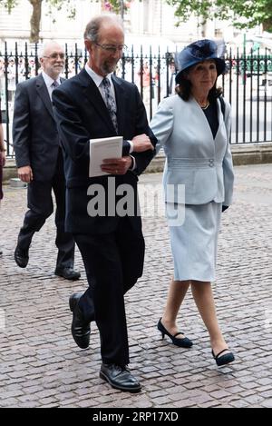 (180615) -- LONDON, 15. Juni 2018 -- Stephen Hawkins Ex-Ehefrau Jane Hawking (R) nimmt am 15. Juni 2018 an der Gedenkfeier für den Physiker Professor Stephen Hawking in der Westminster Abbey in London Teil. Schauspieler, Familie und viele andere nahmen am Freitag an einem Gedenkgottesdienst in der Westminster Abbey Teil, der Stephen Hawking Tribut zollte. Hawking’s Asche wurde in der Abbey’s Scientists Corner zusammen mit anderen großen Wissenschaftlern wie Charles Darwin und Isaac Newton beigesetzt. BRITISH-LONDON-STEPHEN HAWKING-MEMORIAL SERVICE RAYXTANG PUBLICATIONXNOTXINXCHN Stockfoto