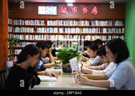 (180616) -- CHONGQING, 16. Juni 2018 -- Menschen lesen Bücher in einem Buchladen in Chongqing, Südwestchina, 16. Juni 2018, dem ersten Tag des Drachenbootfestes. )(mcg) CHINA-CHONGQING-HOLIDAY (CN) WangxQuanchao PUBLICATIONxNOTxINxCHN Stockfoto