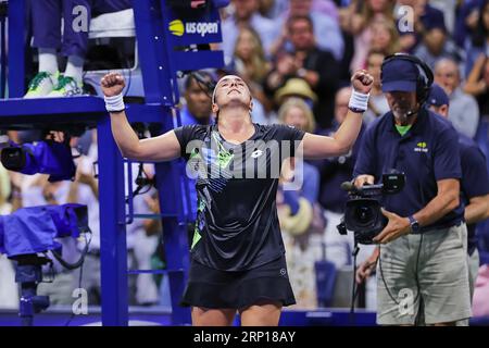 New York, New York, USA. September 2023. ONS JABEUR aus Tunesien feiert ihren Sieg gegen die tschechische Spielerin Marie Bouzkova während der US Open 2023. Jabeur gewann das Spiel gegen Bouzkova mit 5:7, 7:6(5), 6:3. Jabeur ist der aktuelle tunesische Tennisspieler Nummer 1 und der beste afrikanische und arabische Tennisspieler in der WTA- und ATP-Rangliste der Geschichte. (Bild: © Mathias Schulz/ZUMA Press Wire) NUR REDAKTIONELLE VERWENDUNG! Nicht für kommerzielle ZWECKE! Quelle: ZUMA Press, Inc./Alamy Live News Stockfoto