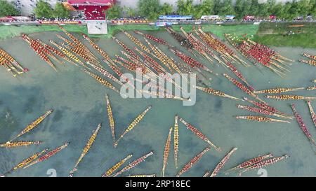 (180617) -- PEKING, 17. Juni 2018 -- die Menschen bereiten sich auf ein Drachenboot-Rennen in Yongzhou City, der zentralchinesischen Provinz Hunan, am 14. Juni 2018 vor, um das Dragon Boat Festival zu begrüßen, das am fünften Tag des fünften Monats des chinesischen Mondkalenders oder am 18. Juni dieses Jahres stattfindet. ) XINHUA FOTO WÖCHENTLICHE AUSWAHL HexHongfu PUBLICATIONxNOTxINxCHN Stockfoto