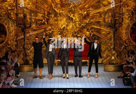 (180617) -- MAILAND, 17. Juni 2018 -- Designer Stefano Gabbana, Model Naomi Campbell, Schauspielerin Monica Bellucci, Designer Domenico Dolce und Model Marpessa Hennink (L bis R) nehmen Applaus am Ende der Show von Dolce&Gabbana während der Mailänder Fashion Week Frühjahr/Sommer 2019 in Mailand, Italien, am 16. Juni 2018. Wang Jian)(dtf) ITALY-MILAN-MEN S FASHION WOCHENTAG 2 JinxYu PUBLICATIONxNOTxINxCHN Stockfoto