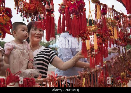 (180617) -- LUONAN, 17. Juni 2018 -- Touristen kaufen Sachets in einer Rosenstadt im Luonan County, nordwestchinesische Provinz Shaanxi, 16. Juni 2018. Die Rosenstadt in Luonan hat seit ihrer Eröffnung im Mai 2017 mehr als 200.000 Touristen empfangen. )(mcg) CHINA-SHAANXI-LUONAN-ROSE TOWN (CN) TaoxMing PUBLICATIONxNOTxINxCHN Stockfoto